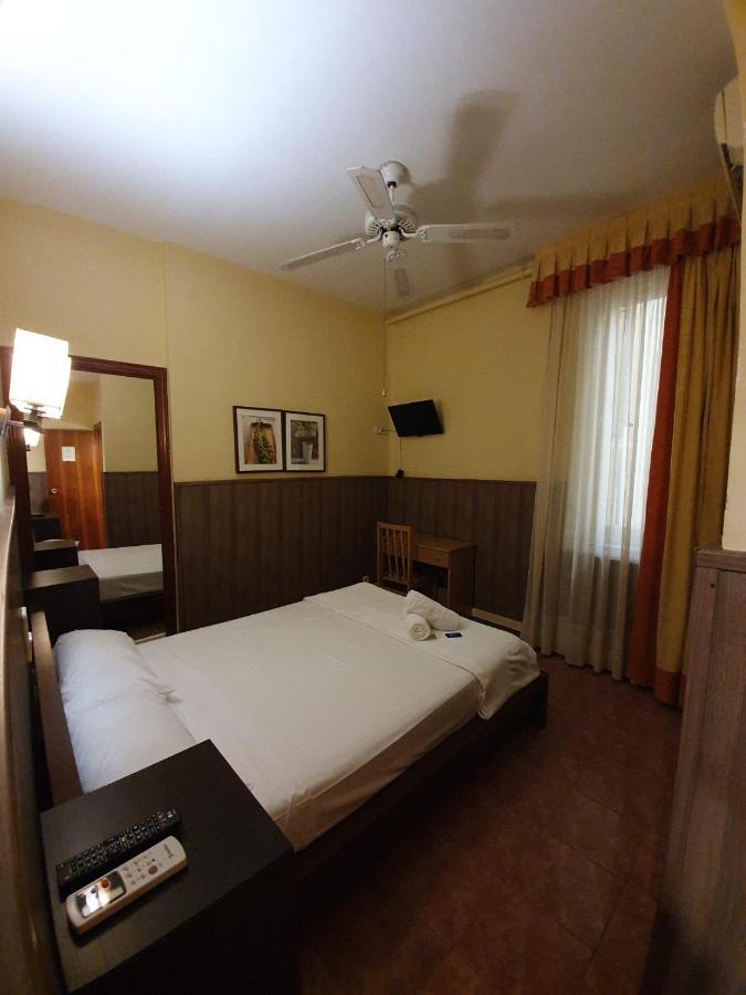 Hostal Oporto Madrid Eksteriør billede