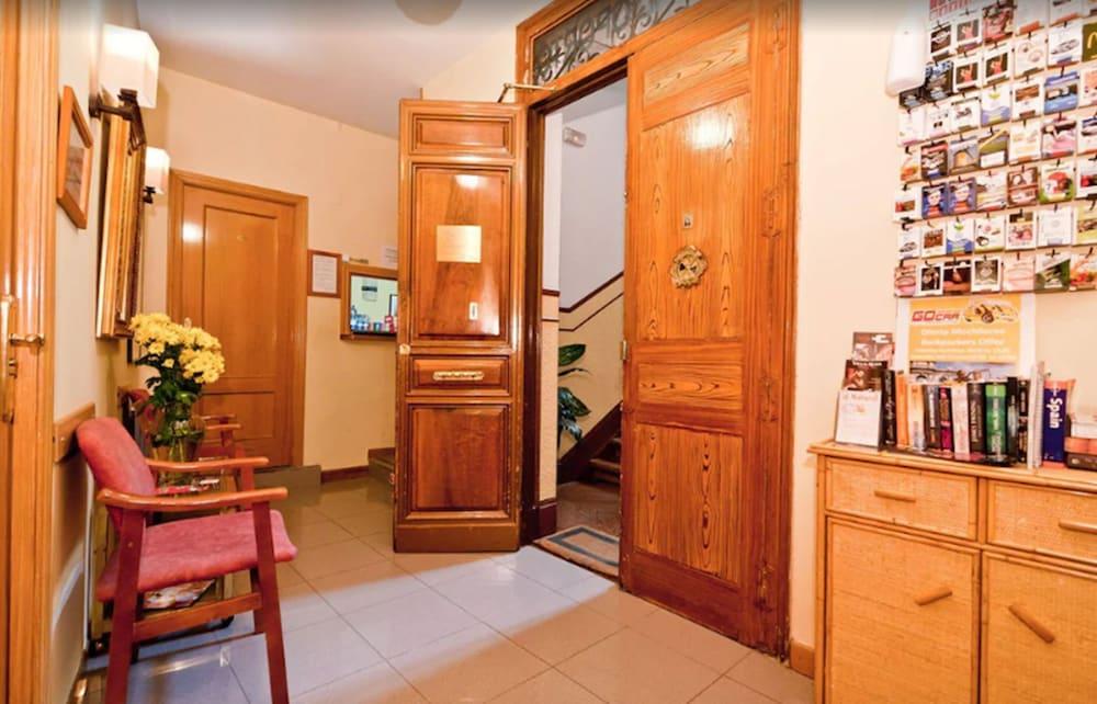 Hostal Oporto Madrid Eksteriør billede